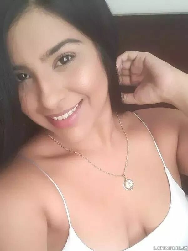 Daniela, 24