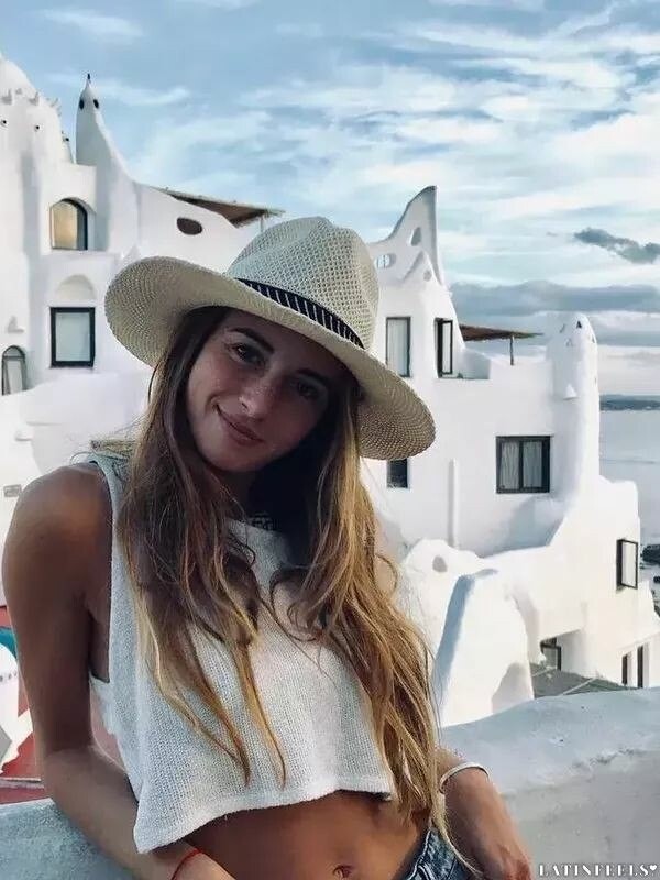 Micaela, 28